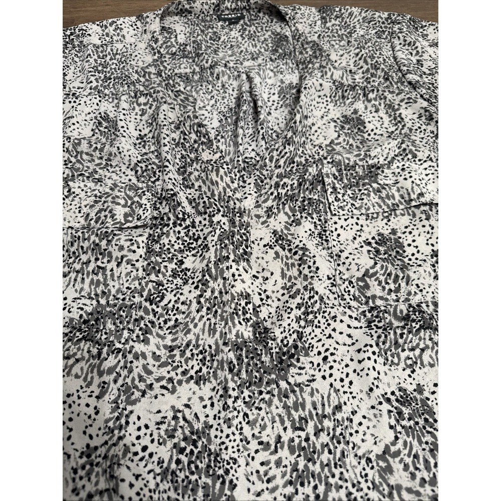Torrid Plus Size Harper Black Gray Blouse Shirt Top 6X 6 Lightweight - Picture 5 of 5
